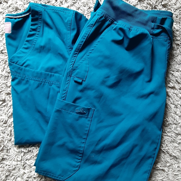 Ava Therese Scrub Set - Picture 8 of 8